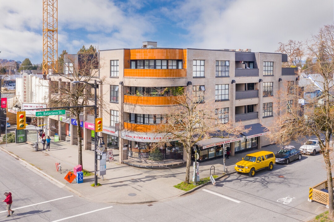 Hollywood Court in Vancouver, BC - Building Photo