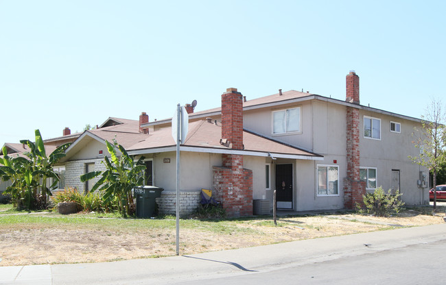 7578 24th St in Sacramento, CA - Foto de edificio - Building Photo