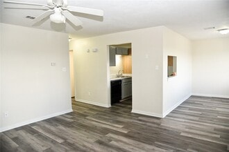 700 Navarro Dr in College Station, TX - Foto de edificio - Building Photo