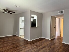 2101 6th Ave N in Texas City, TX - Building Photo