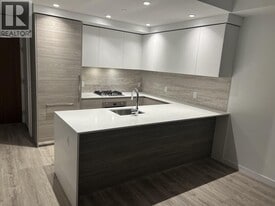 680 Quayside Dr in New Westminster, BC - Building Photo