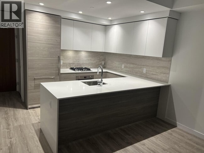 property at 680 Quayside Dr