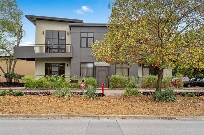 property at 1723 N Chestnut Ave