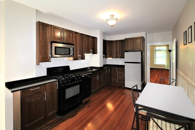 1805 Beacon St, Unit 2 in Brookline, MA - Building Photo - Building Photo