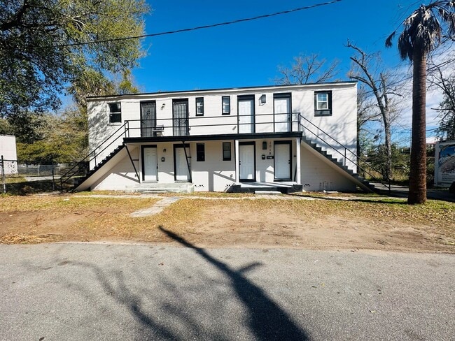 property at 1021 W 6th St