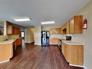 1886 Fountain Cir in Greenwood, IN - Building Photo - Building Photo