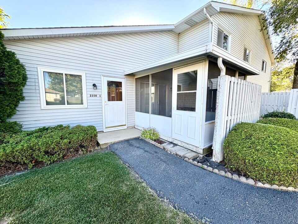 2350 Carnation Dr in Crest Hill, IL - Building Photo