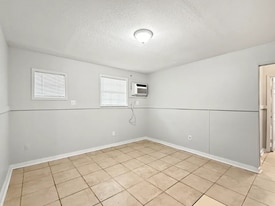 524 Starrett Rd in River Ridge, LA - Building Photo