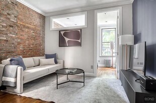 321 E 10th St in New York, NY - Building Photo