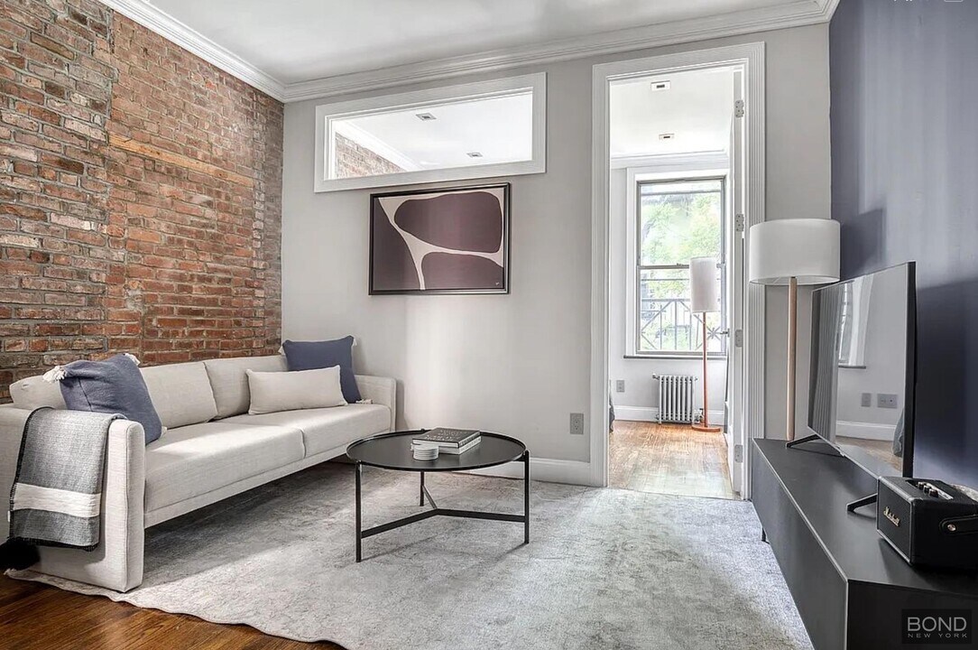 321 E 10th St in New York, NY - Building Photo