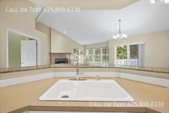 702 228th St SW in Bothell, WA - Foto de edificio - Building Photo