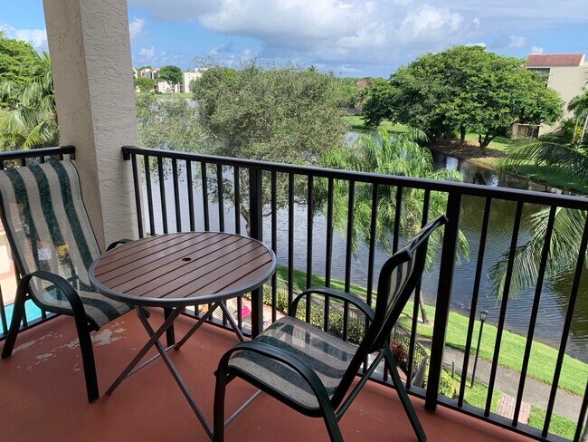 2105 Lavers Cir in Delray Beach, FL - Building Photo - Building Photo
