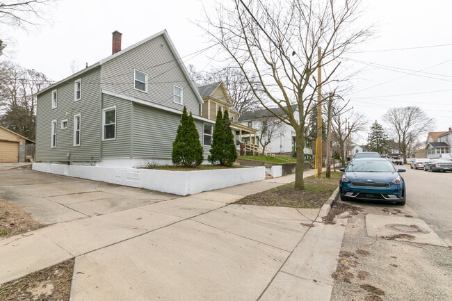 1330 Maude Ave NE in Grand Rapids, MI - Building Photo - Building Photo