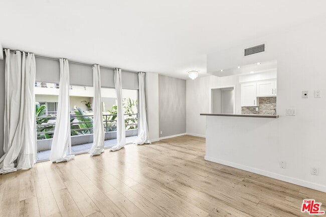 1131 Alta Loma Rd in West Hollywood, CA - Building Photo - Building Photo