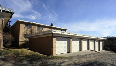 The Country Club Manor in Calgary, AB - Building Photo - Building Photo