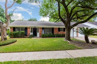 8003 Sharpview Dr in Houston, TX - Building Photo