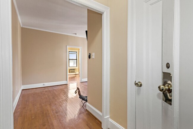 3616 Connecticut Ave NW, Unit 407 in Washington, DC - Foto de edificio - Building Photo