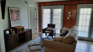 1308 E Washington Ave, Unit 2 in Navasota, TX - Building Photo - Building Photo