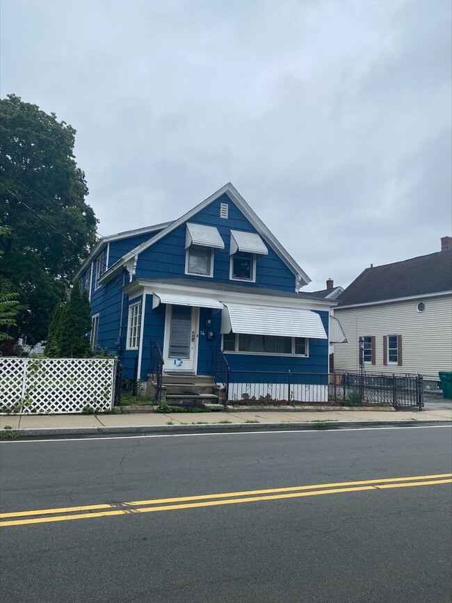 74 Carlisle St in Lowell, MA - Building Photo - Building Photo