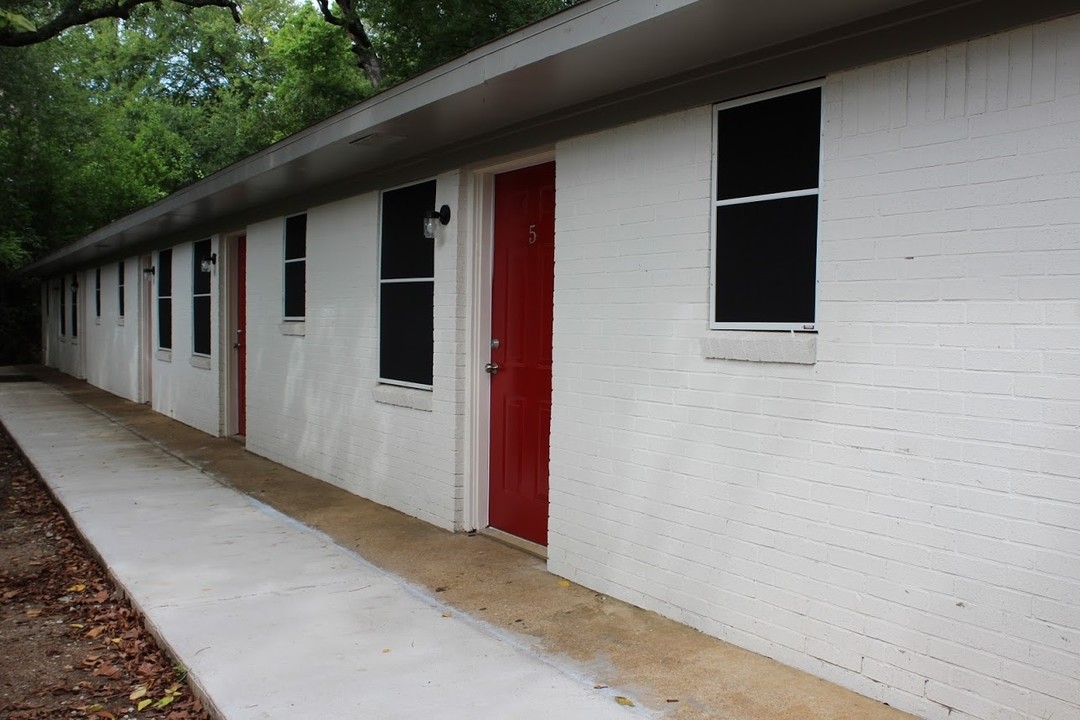 1213 E Main St in Nacogdoches, TX - Building Photo