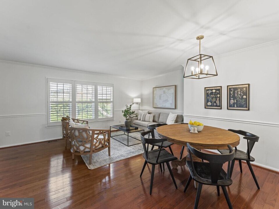 8638 Dellway Ln in Vienna, VA - Building Photo