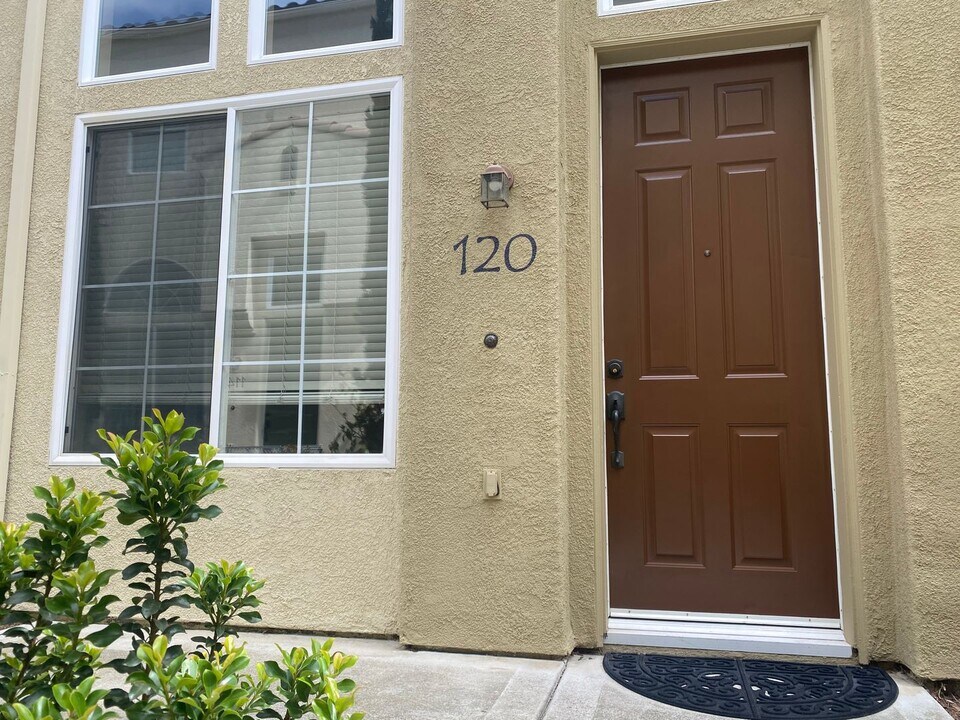 3742 Mykonos Ln in San Diego, CA - Foto de edificio