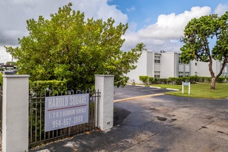 Harold Square in Hollywood, FL - Foto de edificio - Building Photo