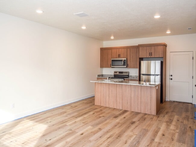 35 N Gateway Dr in Providence, UT - Building Photo - Building Photo