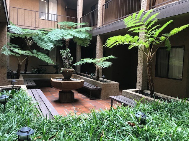 14572 Dickens St, Unit 105 in Los Angeles, CA - Building Photo