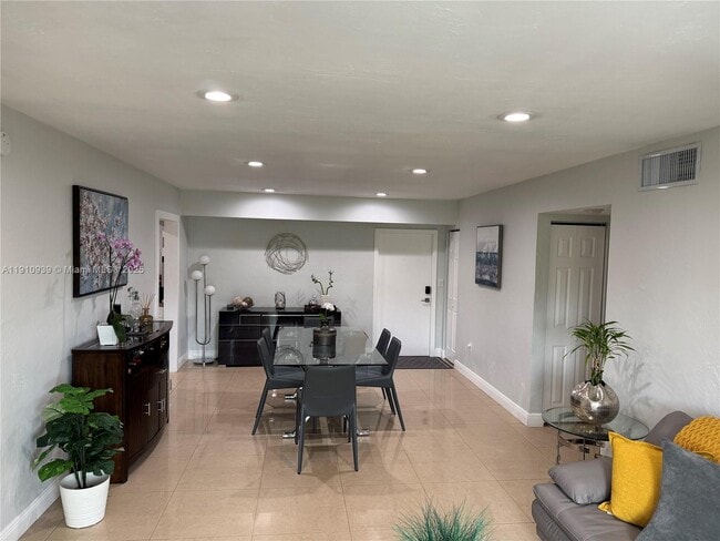 14036 SW 90th Ave in Miami, FL - Foto de edificio - Building Photo