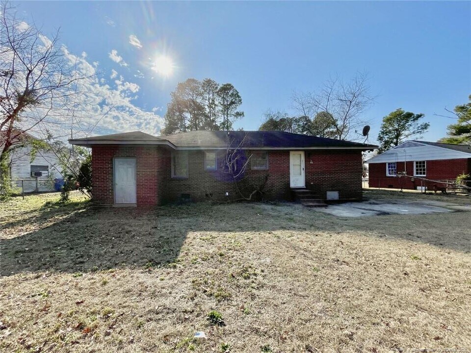 1929 Crestview Dr in Fayetteville, NC - Building Photo