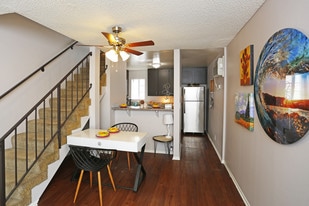 Lake Balboa Townhomes in Van Nuys, CA - Building Photo