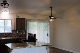 10915 SW Hall Blvd in Portland, OR - Foto de edificio - Building Photo