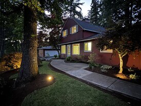 7237 SW Canyon Dr in Portland, OR - Building Photo