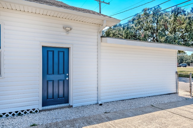 211 S 12th St in Nederland, TX - Building Photo - Building Photo