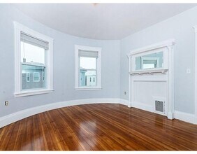 15 Faulkner St in Boston, MA - Foto de edificio - Building Photo