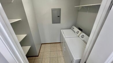 313 Titan Dr, Unit B in Lafayette, LA - Foto de edificio - Building Photo