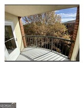 8592 Roswell Rd in Atlanta, GA - Foto de edificio - Building Photo