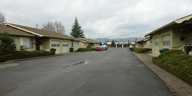 615 Lookingglass Rd in Roseburg, OR - Foto de edificio - Building Photo