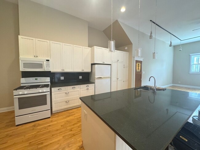 4207 N Elston Ave in Chicago, IL - Building Photo - Building Photo