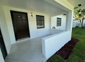 14321 Boggs Dr in Miami, FL - Foto de edificio - Building Photo