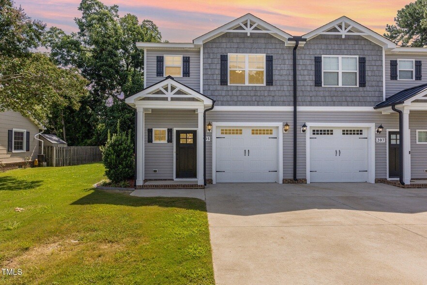 205 S Walnut St in Princeton, NC - Building Photo