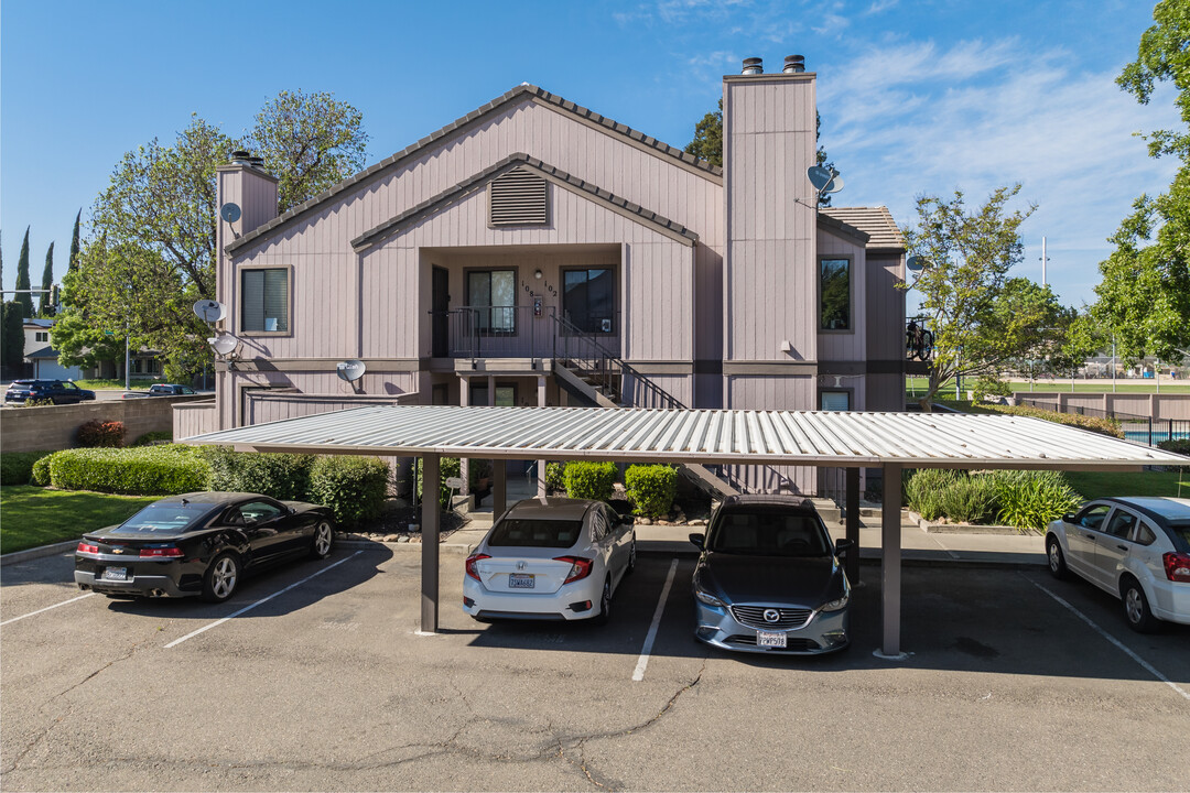 Walnut Glen Condo in Vacaville, CA - Building Photo