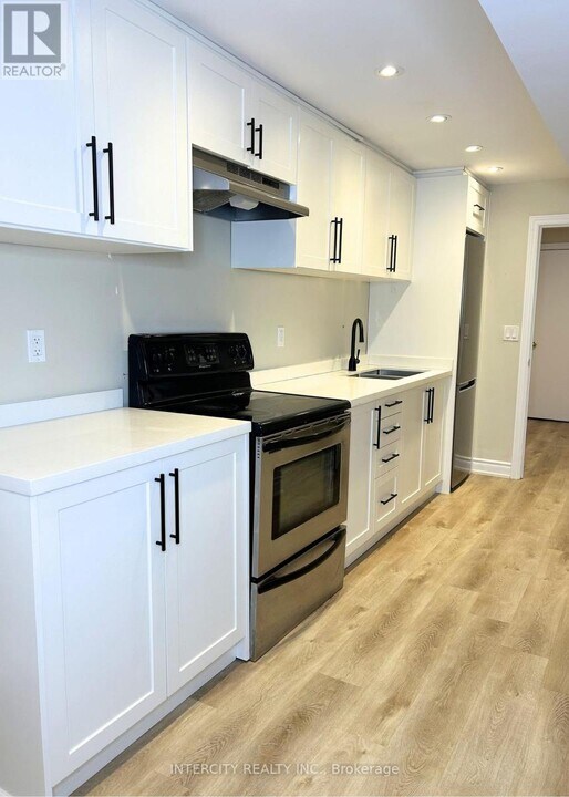 30 Oak Park Crescent in Vaughan, ON - Building Photo