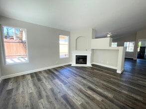 1249 Bernardo Ave in Escondido, CA - Foto de edificio - Building Photo