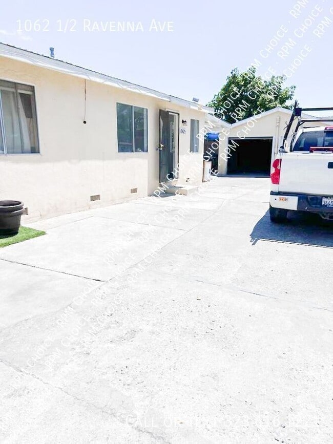 property at 1062 1/2 N Ravenna Ave