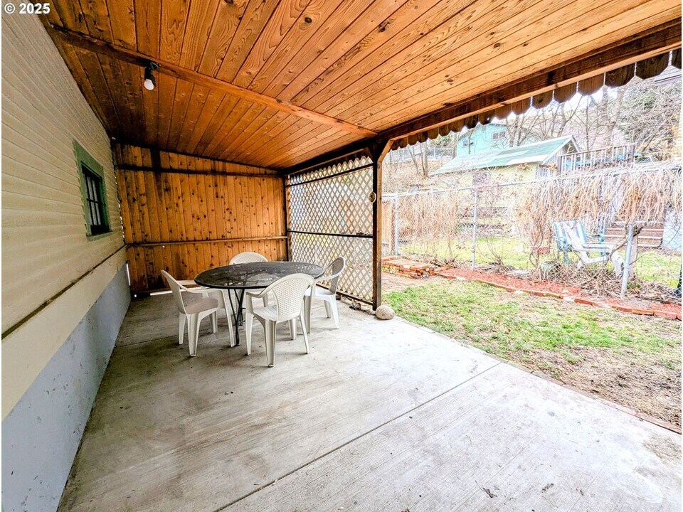 308 Adams Ave in La Grande, OR - Building Photo