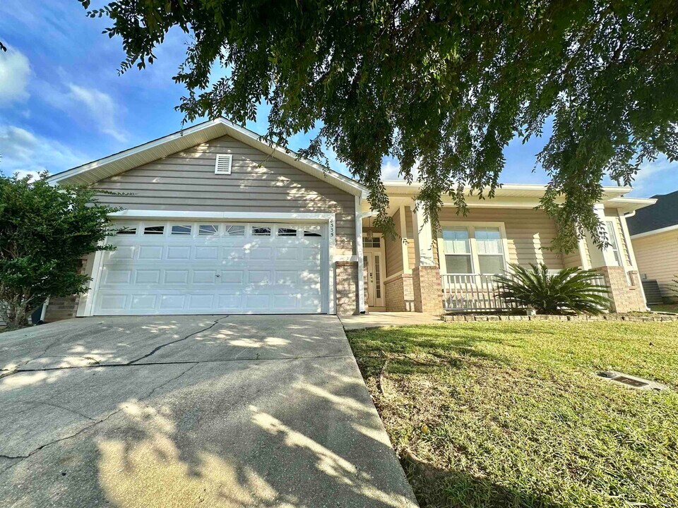 8335 Hinsdale Way in Tallahassee, FL - Foto de edificio