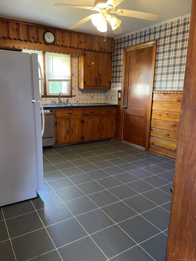 537 1st Ave in West Haven, CT - Foto de edificio - Building Photo
