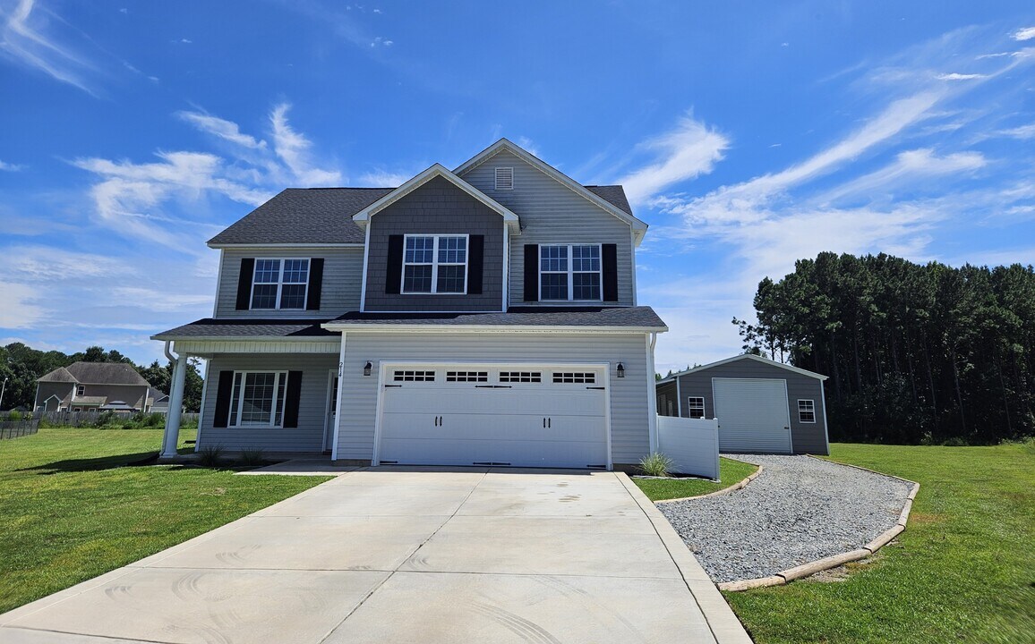 214 Gracyns Dr in Pikeville, NC - Building Photo